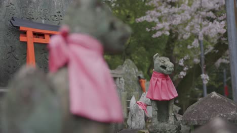 Estatuas-De-Zorro-Kitsune-En-El-Santuario-Fushimi-Inari,-Kyoto-Japón
