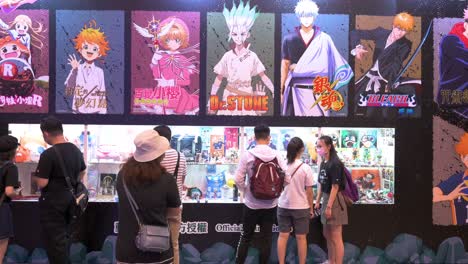 Los-Visitantes-Miran-La-Mercancía-Manga-De-La-Marca-Durante-El-Evento-De-Exhibición-Anicom-And-Games-Acghk-En-Hong-Kong