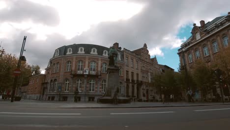 Timelapse-Del-Tráfico-Alrededor-Del-Monumento-De-Justus-Lipsius,-Lovaina,-Bélgica