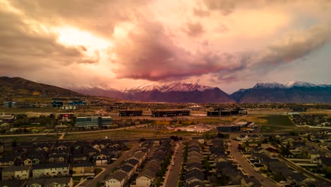 Lehi,-Utah-Oder-Silicon-Slopes-Hyperlapse-Aus-Der-Luft-Während-Eines-Epischen-Sonnenuntergangs-Und-Einer-Farbenfrohen-Wolkenlandschaft