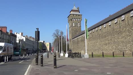 Außerhalb-Des-Cardiff-Castle-Und-Des-Glockenturms-An-Einem-Sonnigen-Tag