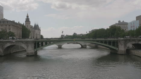 Paris,-France,-Seine-River-and-Pont-Notre-Dame-Bridge,-Everyday-Scenery,-Static-View