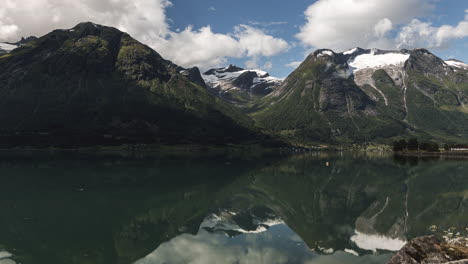 Spiegelung-Des-Lovatnet-Sees-In-Loen,-Norwegen-Bei-Tag-–-Weitwinkelaufnahme
