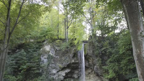 Kleiner-Wasserfall-Im-Wald,-Kamera-Bewegt-Sich-Langsam-Nach-Rechts