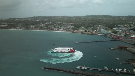 Zeitlupenaufnahme-Der-TT-Spirit,-Die-Im-Hafen-Von-Scarborough-In-Tobago-Anlegt
