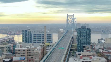 Luftaufnahme-Der-Leeren-Benjamin-Franklin-Brücke,-Während-Der-Covid-19-Quarantäne,-In-Philadelphia,-Usa