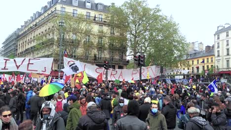Während-Des-Französischen-Protests-Am-1.-Mai-Auf-Der-Place-De-La-République-In-Paris,-Frankreich,-Wurde-über-Das-Volk-Geschossen