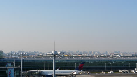 Avión-Turborreactor-De-Pasajeros-Que-Sale-Del-Aeropuerto-Internacional-De-Tokio