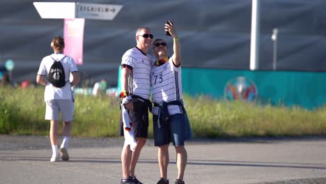 Los-Fanáticos-Del-Equipo-Nacional-Alemán-Se-Toman-Una-Selfie-Frente-A-La-Arena-Antes-Del-Partido-De-Fútbol-Alemania-Vs-Francia-Del-Campeonato-Europeo-2021