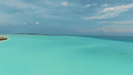 Laguna-Azul-Playa-De-Arena-Blanca-Paisaje-De-Maldivas-Atolón-Agua-Turquesa-Del-Océano-índico-Isla-De-Tulusdhoo