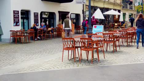 Calle-En-Lucerna-De-Suiza-Con-Mesas,-Gente-Cenando-Y-Caminando