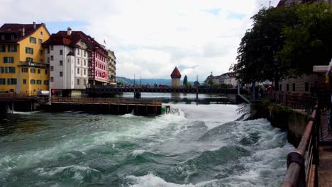 Schnell-Fließendes-Wasser-In-Der-Stadt-Luzern-In-Der-Schweiz