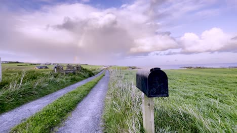 Private-Auffahrt-Im-Ländlichen-Cork-County,-Irland-Mit-Regenbogen-Und-Dramatischer-Wolke-Am-Himmel