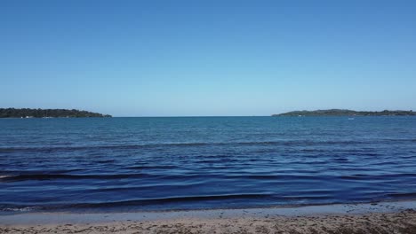 Annäherungsantenne:-Bocas-Del-Toro-Schild-Am-Strand-Von-Playa-Istmito,-Panama