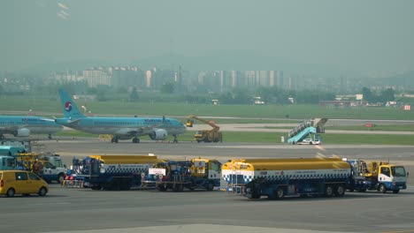 Landschaft-Von-Lastwagen-Und-Flugzeugen,-Die-An-Der-Fluglinie-Am-Flughafen-Gimpo-In-Seoul,-Südkorea,-Geparkt-Sind