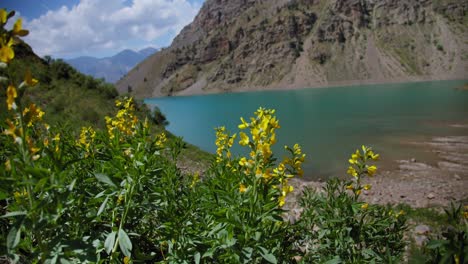 Lago-En-Las-Montañas-De-Uzbekistán
