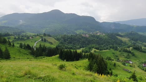 Blick-Vom-Berg-Auf-Rumänien,-Natur-Rumäniens,-Grüne-Felder