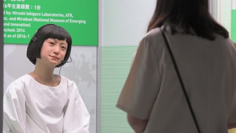 Ein-Besucher-Betrachtet-Den-Japanischen-„Kodomoroid“-Roboter-Während-Der-„Roboter“-Ausstellung-Im-Hong-Kong-Science-Museum-In-Hongkong