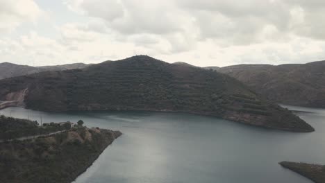 Luftdrohnenaufnahme-Eines-Natürlichen-Sees-In-Der-Nähe-Von-Funcho-De-Diante-Während-Einer-Mystischen-Wolkenlandschaft-Am-Himmel-Nach-Sonnenuntergang