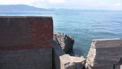 Rote-Backsteinruinen-Von-Tomogashima,-Kameraschwenk-Mit-Der-Insel-Awaji-Im-Hintergrund