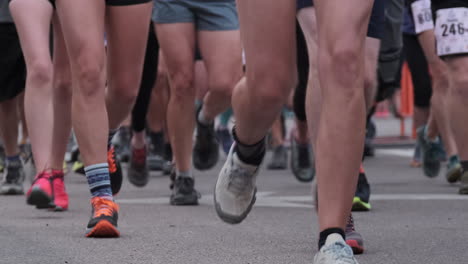 Disparo-A-Nivel-De-Rodilla-De-Corredores-De-Maratón-Corriendo-Durante-La-Carrera