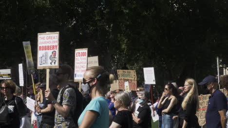 Los-Arrendatarios-Se-Reúnen-En-La-Plaza-Del-Parlamento-Con-Gente-Aplaudiendo