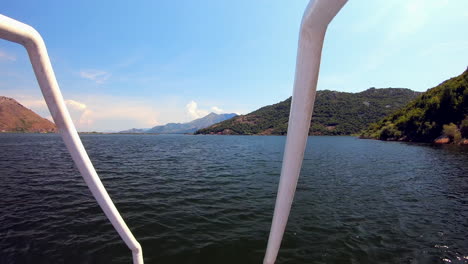 Montenegro-Bootsbahn-Ansicht-Zeitraffer-Brücke-Küste-Fluss-Berg-Sonniger-Tag