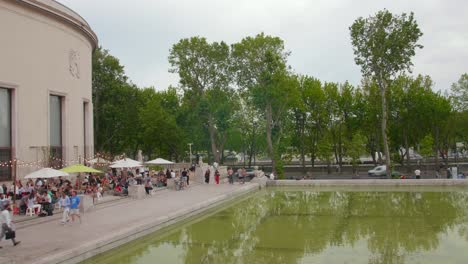 Outside-area-of-the-terrace-of-the-Palais-de-Tokyo,-full-of-tourists