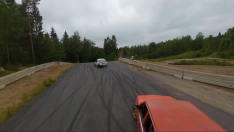 Zwei-Autos-Driften-In-Schweden