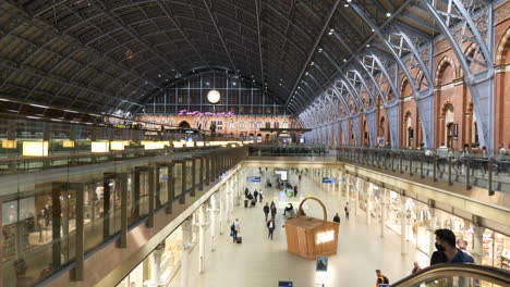 Noche-En-La-Estación-De-Tren-Internacional-De-St-Pancras,-Londres,-Reino-Unido