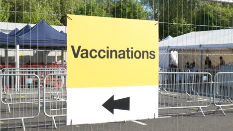 Vom-NHS-Während-Der-Coronavirus-Pandemie-Eingerichtetes-Temporäres-Impfzentrum