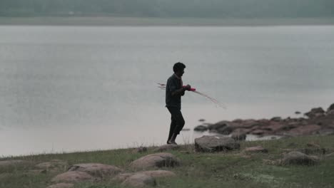 Armer-Indischer-Fischer,-Der-Vom-See-Weggeht,-Seitliche-Aufnahme