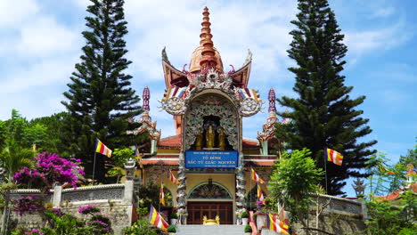 Statische-Ansicht-Des-Eingangs-Des-Buddhistischen-Tempels-Giac-Nguyen