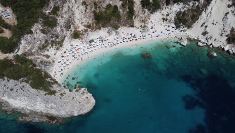 Drone-Revela-La-Encantadora-Playa-De-Agiofili-Llena-De-Turistas