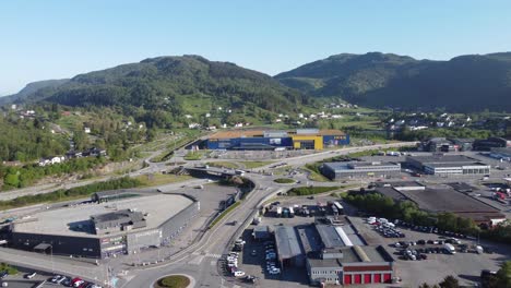 Asane-Bezirk-Außerhalb-Von-Bergen-Mit-Verkehrs--Und-Industriegebiet-Einschließlich-Geschäften-Von-IKEA-Und-Gullgruven-–-Luftübersicht-Asane-Nyborg-Bergen-Norwegen