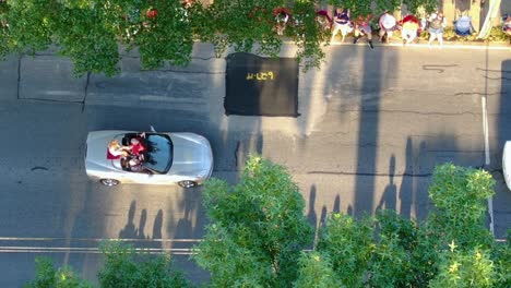 Lilitiz,-Pennsylvania,-USA-–-Parade-Am-4.-Juli-–-Gewinner-Und-Zweitplatzierte-Lokaler-Schönheitswettbewerbe-Genießen-Die-Parade-In-Offenen-Autos