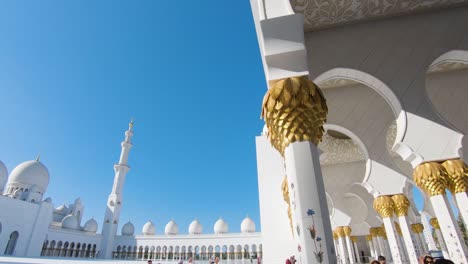 Magnificent-inner-courtyard-of-the-Sheikh-Zayed-Grand-Mosque-in-Abu-Dhabi