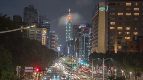 Ajetreado-Lapso-Nocturno-Metropolitano-Del-Horizonte-De-La-Ciudad-De-Taipei-Con-Mucho-Tráfico-Frente-A-Taipei-101,-Taiwán
