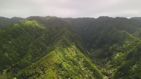 Gleiten-Entlang-Eines-Bergrückens-In-Hawaii