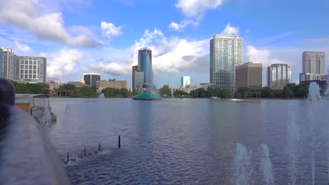 Ciudad-Hermosa-Orlando-Florida-Con-El-Lago-Eola-Y-La-Ciudad-Al-Fondo