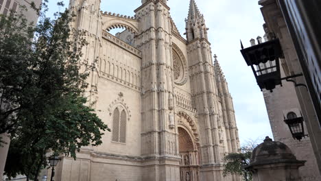Menschen,-Die-Vor-Der-Kathedrale-La-Seu-Palma-Auf-Mallorca,-Spanien,-Spazieren