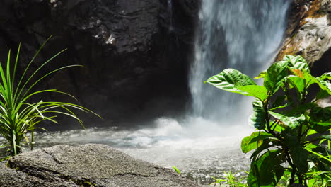 Paradiesische-Tropische-Szene-Mit-Ta-Gu-Wasserfall-Im-Hintergrund