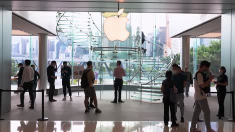 Käufer-Werden-Am-Ersten-Wochenende-Nach-Der-Einführung-Der-Neuen-Smartphones-Der-IPhone-13-Serie-In-Hongkong-Im-Apple-Store-Und-Logo-Des-Amerikanischen-Multinationalen-Technologieunternehmens-Gesehen