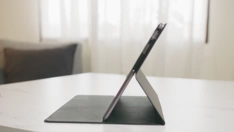 Mann-Nutzt-Digitales-Tablet-Im-Heimbüro