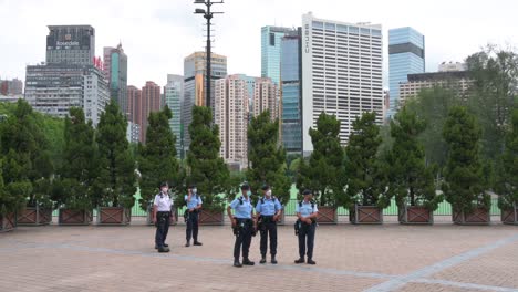 Polizeibeamte-Stehen-Wache,-Als-Die-Regierung-Die-Jährliche-Mahnwache-Bei-Kerzenlicht-Im-Victoria-Park-Anlässlich-Des-Massakers-Auf-Dem-Platz-Des-Himmlischen-Friedens-1989-In-Hongkong-Verbot