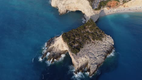 Luftaufnahmen:-Insel-Draufsicht-Mit-Felsigen-Klippen-Und-Blauem-Meerwasser-Bei-Lefkada,-Griechenland-–-Drohne-Fliegt-Nach-Unten-Geneigt