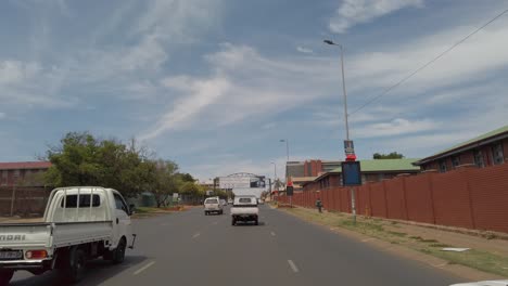 Toma-En-Movimiento-De-Autos-Y-Bakkies-Conduciendo-En-La-Carretera-Principal-A-Través-De-La-Ciudad-De-Pretoria
