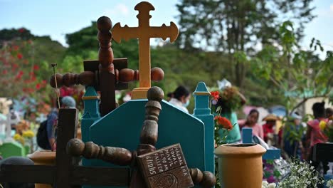 Cementerio-Mexicano-En-El-Dia-De-La-Muerte