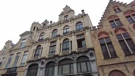 Pase-Por-Edificios-Y-Fachadas-Medievales-En-Brujas,-La-Capital-De-Flandes-Occidental-En-El-Noroeste-De-Bélgica