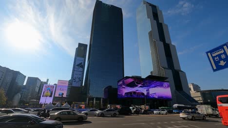 Verkehrszeitraffer-–-World-Trade-Center-Seoul-–-Smtown-Coex-Artium-Mit-Größter-Gebogener-LED-Digital-Außenwerbetafel,-Trade-Tower-Und-Parnas-Wolkenkratzer,-Südkorea